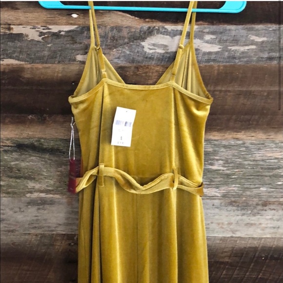 Velvet romper in gold / yellow - Picture 2 of 5